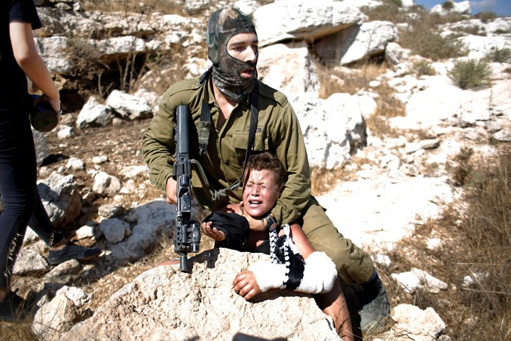 El rambo sionista contra el niño palestino fracturado-diario publico