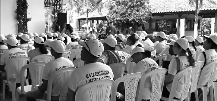 Campesinos esperando a Duque, b&amp;n-Noticias uno