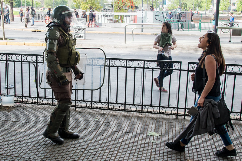 Integrante de carabineros (policía de Chile) y manifestante